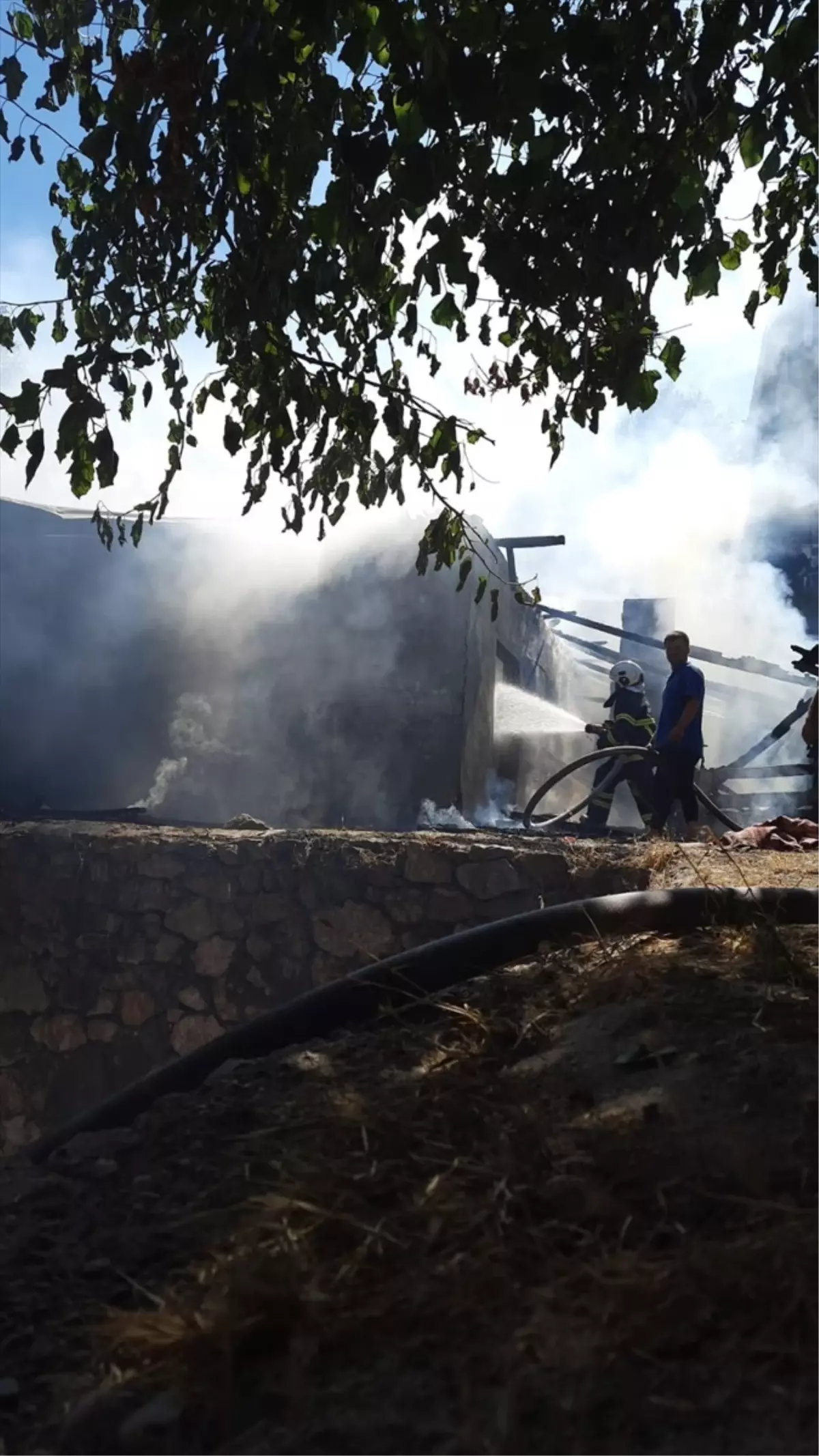 Tokat'ta Yangın: Samanlık ve Ahır Kullanılamaz Hale Geldi