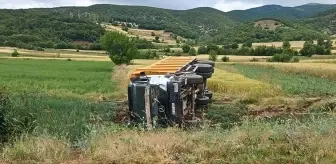Tokat'ın Almus ilçesinde devrilen kamyonun sürücüsü hayatını kaybetti