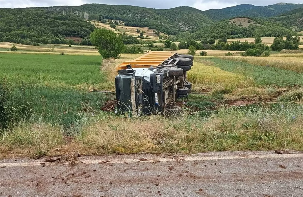 Tokat'ın Almus ilçesinde devrilen kamyonun sürücüsü hayatını kaybetti