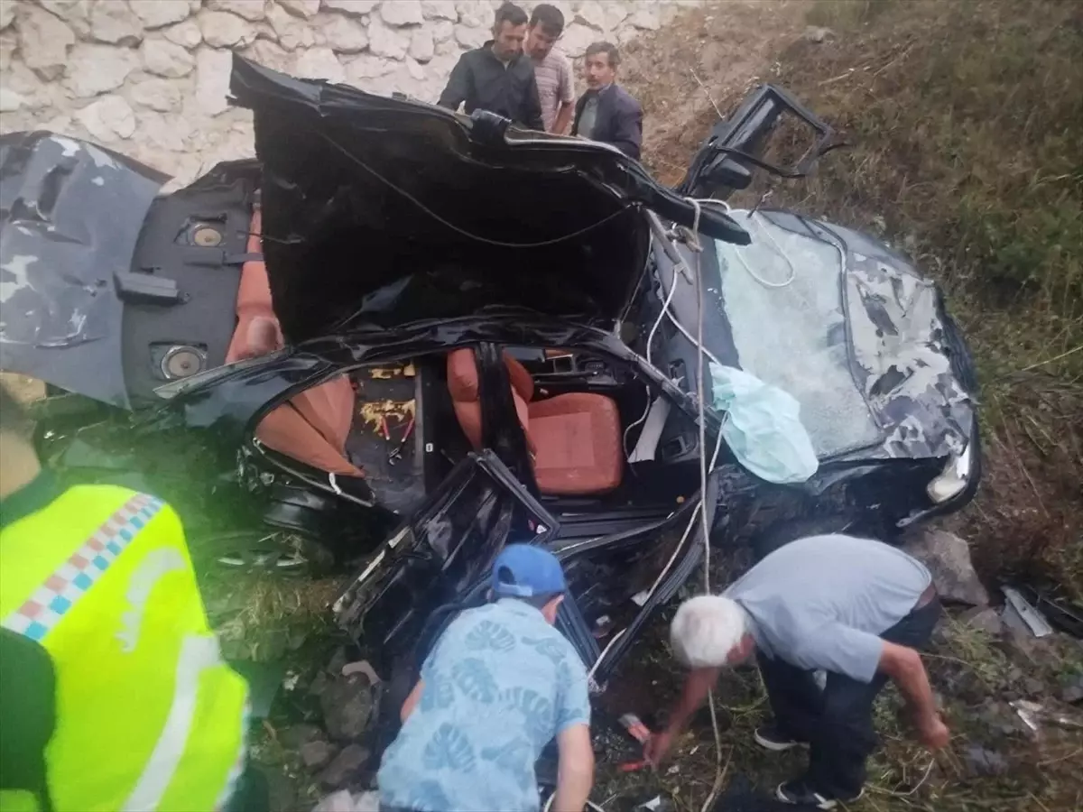 Tokat'ta Otomobil Şarampole Devrildi: 2 Ölü, 3 Yaralı