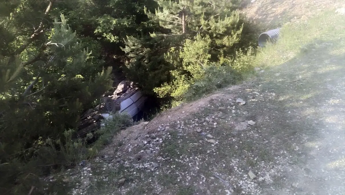 Tokat'ta Kontrolden Çıkan Otomobil Devrildi: 3 Yaralı