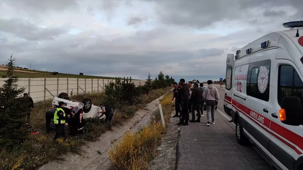 Tokat'ta Devrilen Otomobilde 5 Kişi Yaralandı