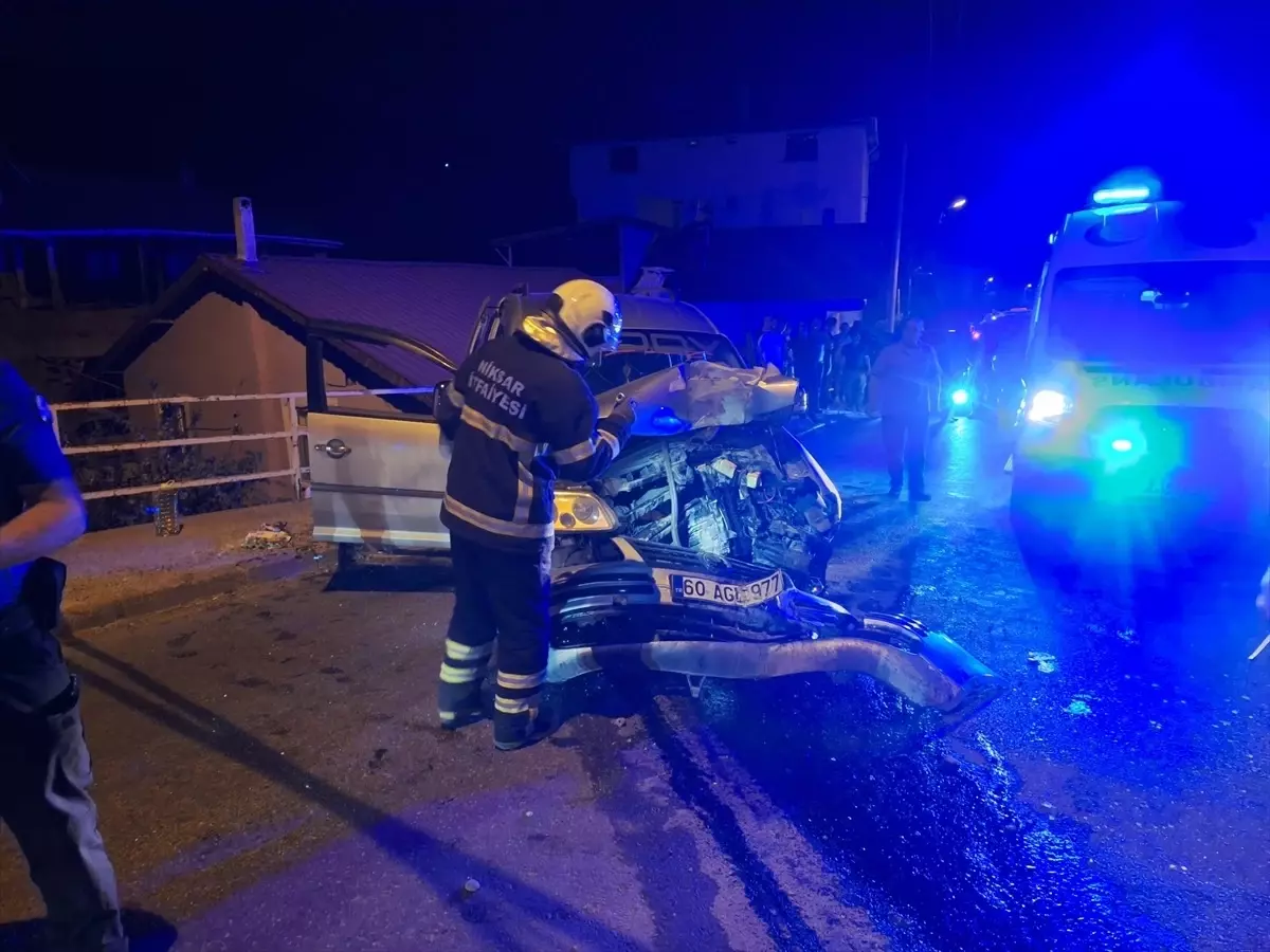 Tokat'ta Elektrik Direğine Çarpan Araçta 3 Yaralı