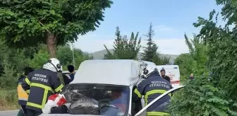 Tokat'ta Ağaca Çarpan Hafif Ticari Araçta 4 Kişi Yaralandı