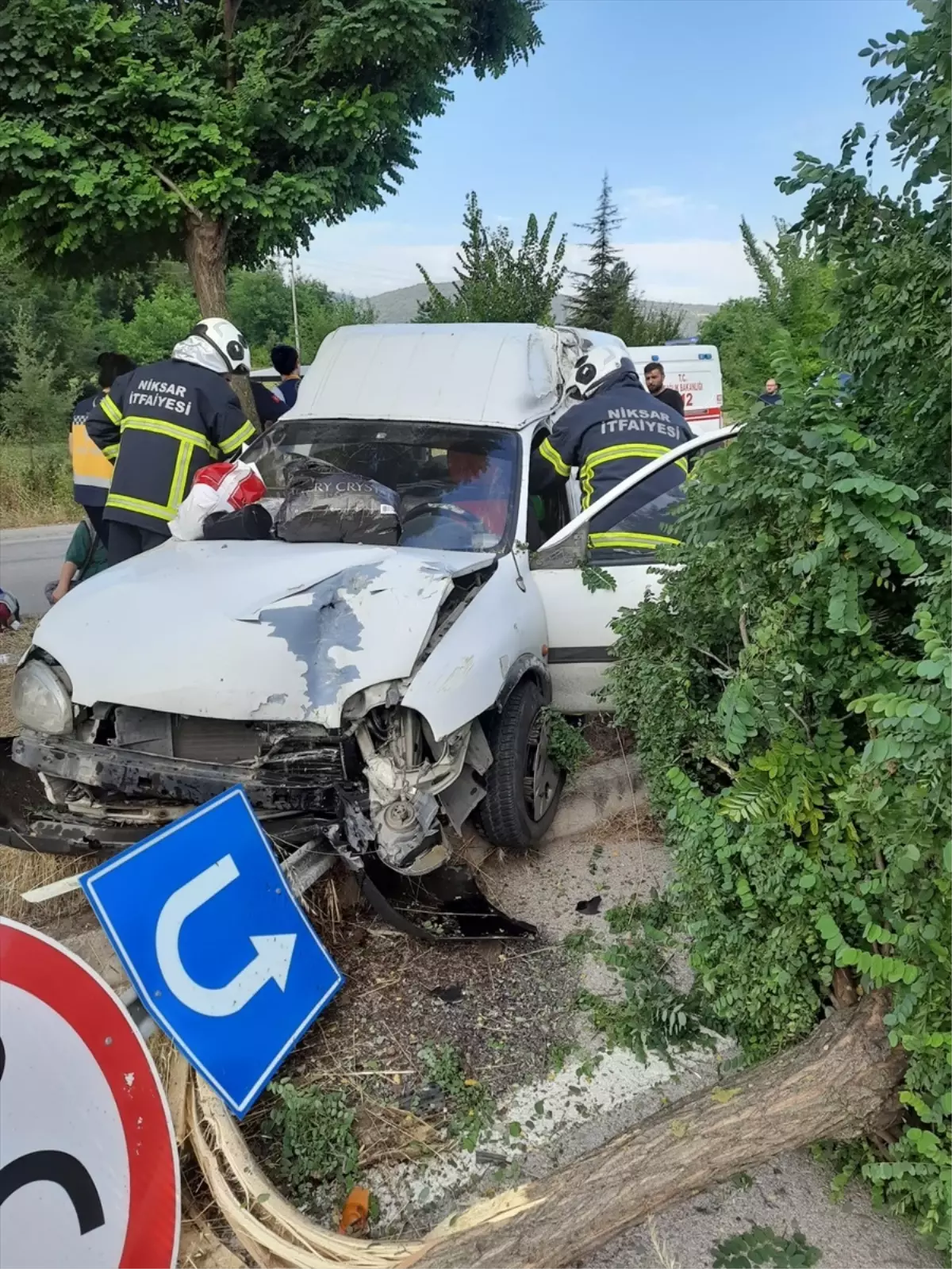 Tokat'ta Ağaca Çarpan Hafif Ticari Araçta 4 Kişi Yaralandı