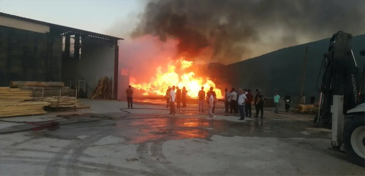 Tokat'ın Almus ilçesinde kereste atölyesinde yangın