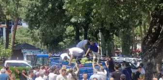 Ölen Yakınları İçin Alınan Karpuzlar Ücretsiz Dağıtıldı