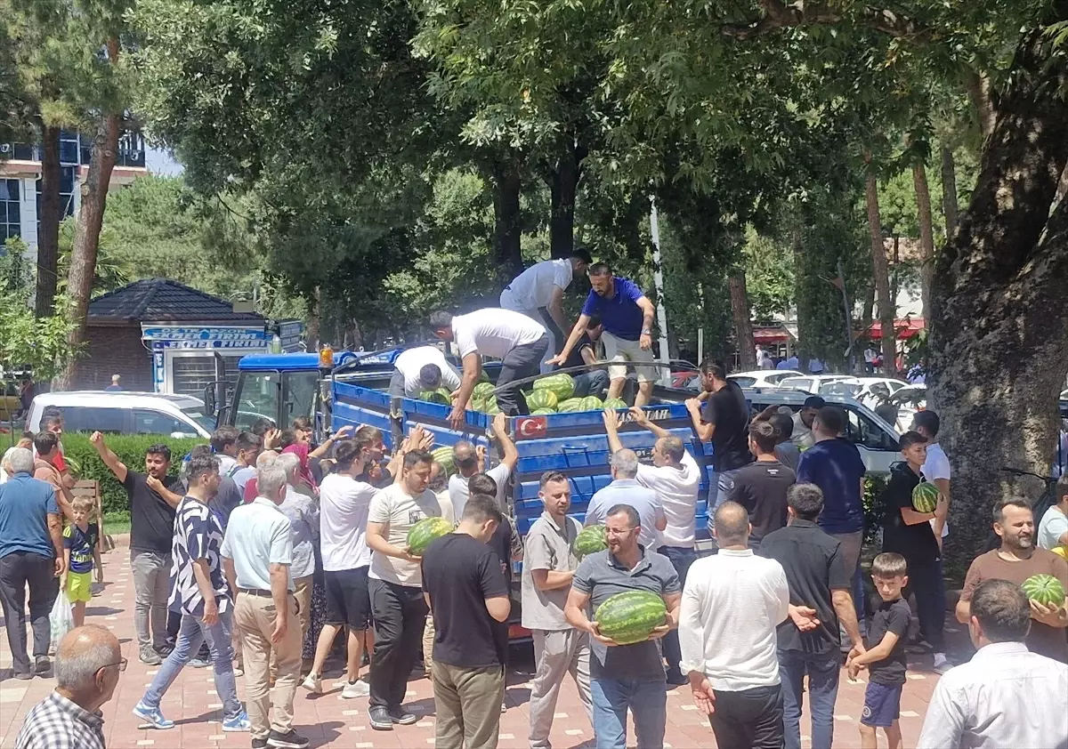 Ölen Yakınları İçin Alınan Karpuzlar Ücretsiz Dağıtıldı