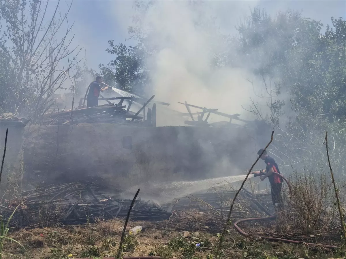 Erbaa'da Boş Arsada Çıkan Yangın Odunluğu Kül Etti