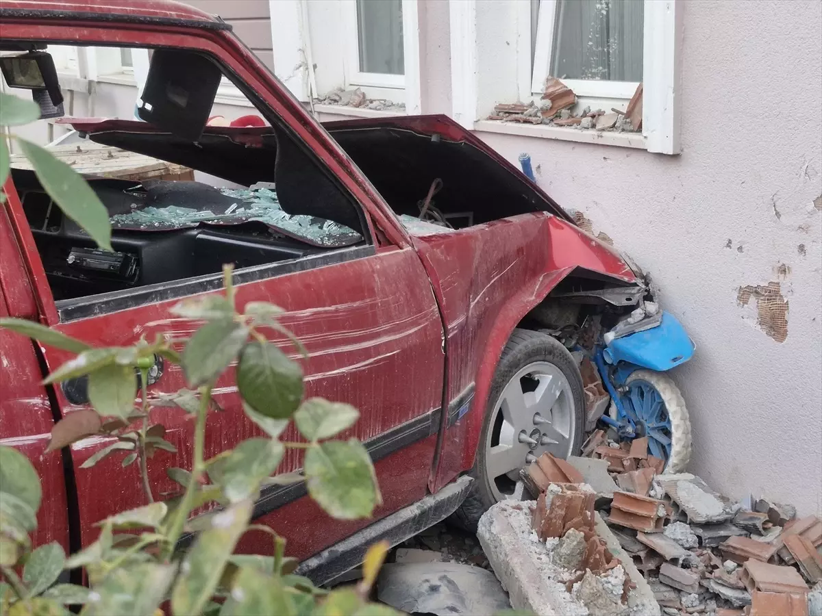 Tokat'ta Otomobil ile Elektrikli Bisiklet Çarpıştı: 3 Çocuk Yaralandı