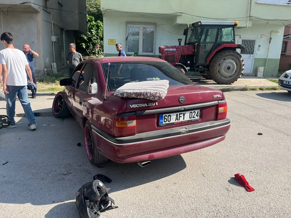 Niksar'da Otomobil ile Motosiklet Çarpıştı: 2 Yaralı