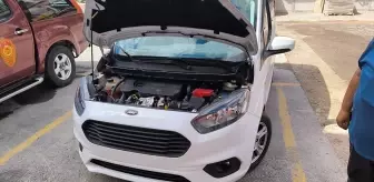 Niksar'da Otomobil Motoruna Sıkışan Kedi Kurtarıldı
