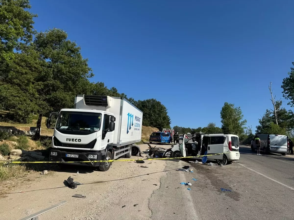 Tokat'ta Trafik Kazası: İki Kişi Hayatını Kaybetti, Üç Yaralı