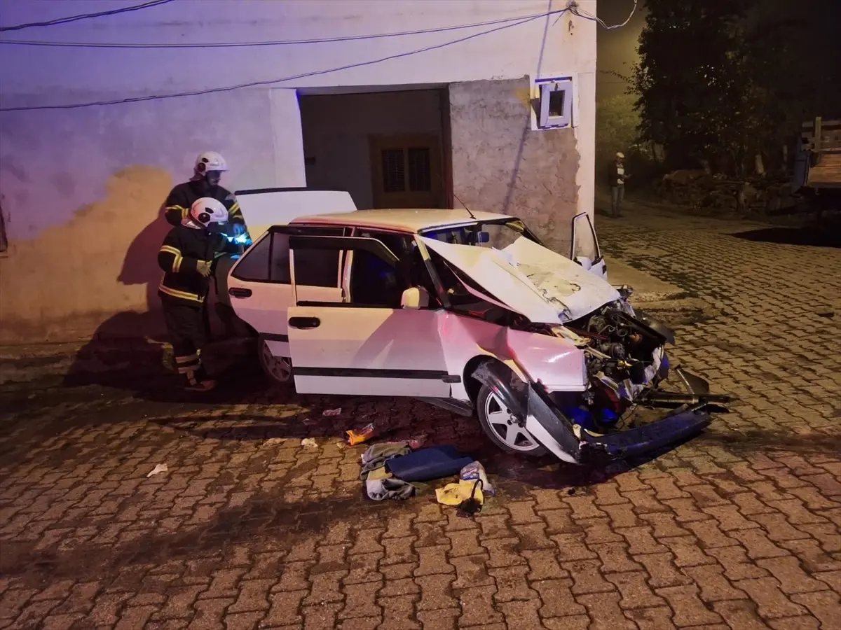 Park Halindeki Traktöre Çarpan Otomobilin Sürücüsü Hayatını Kaybetti