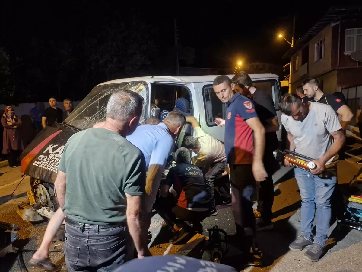 Tokat'ta Minibüs Park Halindeki Pikaba Çarptı: 1 Yaralı