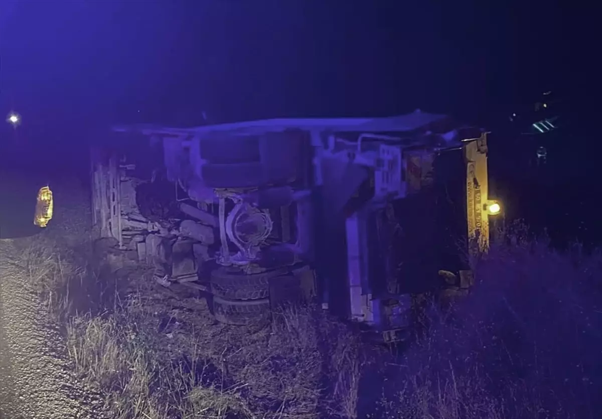 Tokat'ta Çöp Kamyonunun Devrilmesi Sonucu 3 Yaralı