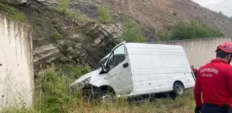 Niksar'da Minibüs Şarampole Devrildi: 2 Yaralı