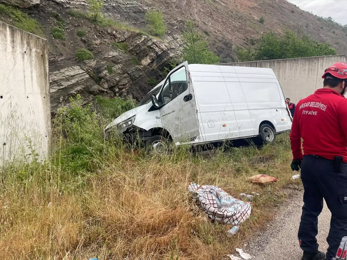 Niksar'da Minibüs Şarampole Devrildi: 2 Yaralı