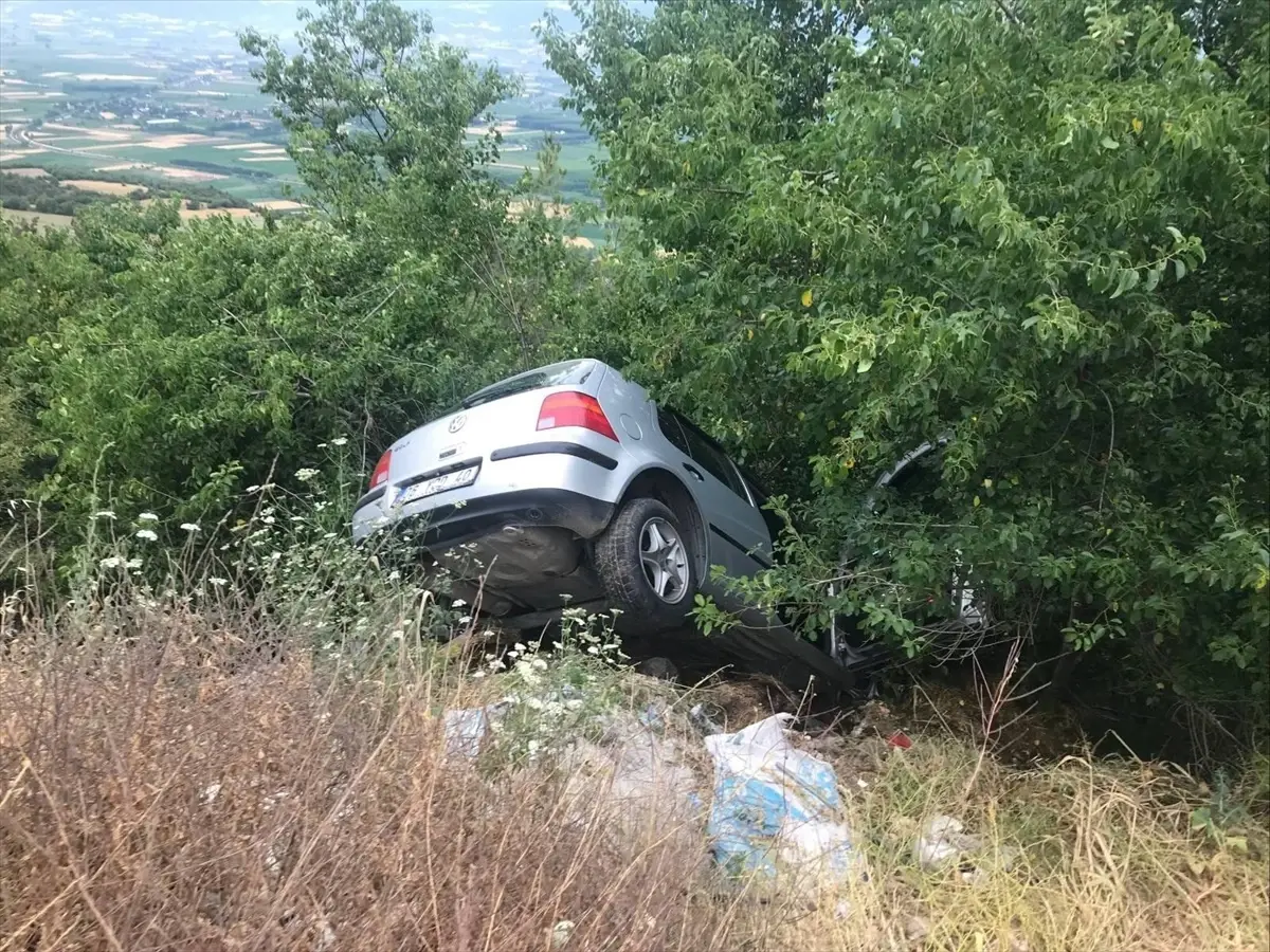 Tokat'ta Şarampole Savrulan Otomobilde 3 Yaralı