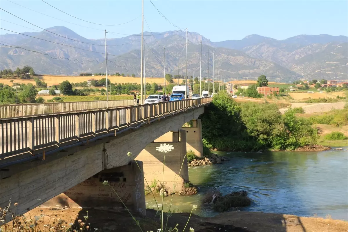 Kelkit Çayı'nda Mahsur Kalan Kadın İtfaiye Ekipleri Tarafından Kurtarıldı