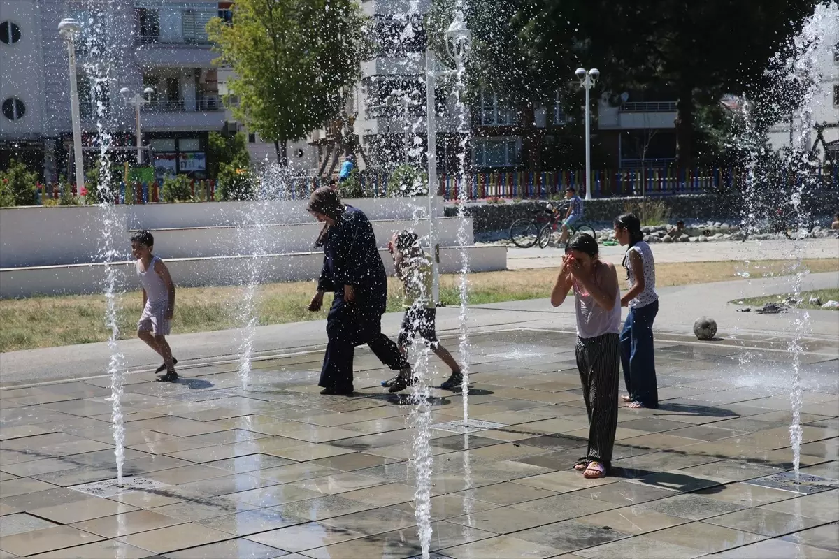Tokat'ta Sıcak Hava Çocukları Süs Havuzlarına Yönlendirdi