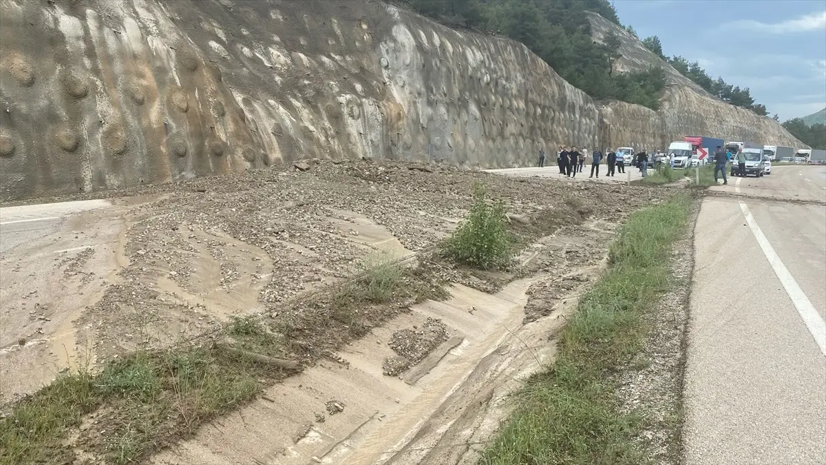 Reşadiye'de Toprak Kayması Yol Kapatmıştı, Ulaşım Yeniden Sağlandı