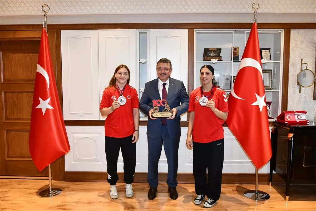 Başkan Genç, Avrupa Şampiyonu Güreşçileri Kabul Etti