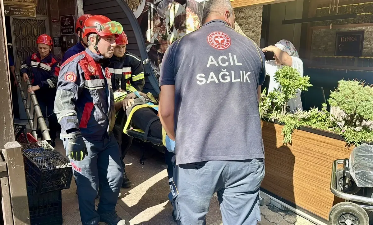 Trabzon'da Asansör Boşluğuna Düşen İşçi Hastaneye Kaldırıldı