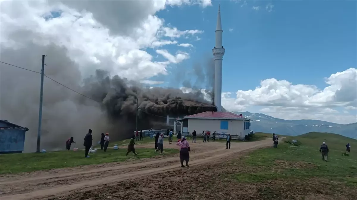 Çaykara'da Camide Yangın: İtfaiye Ekipleri Müdahale Etti