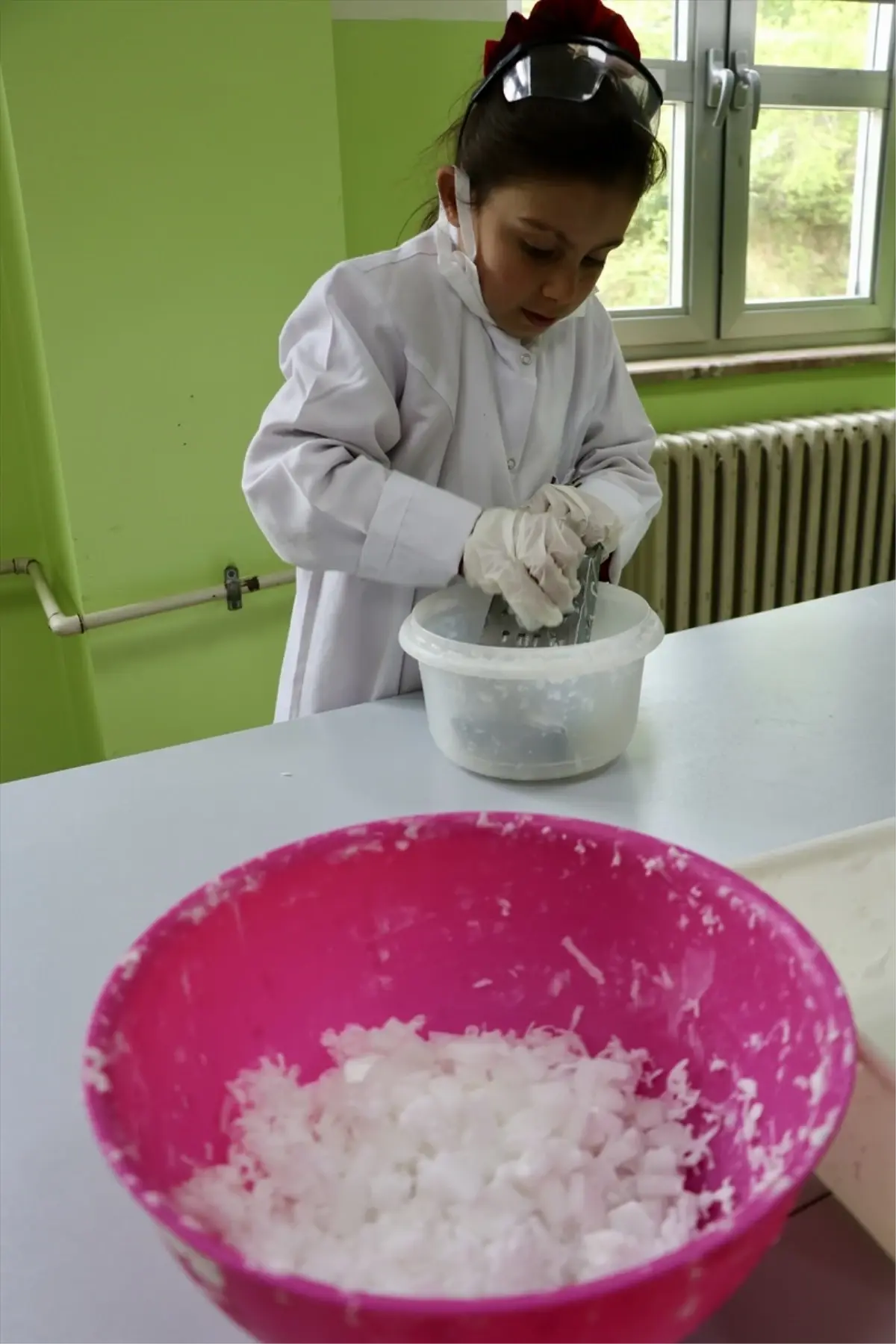 Yomra'da Öğrencilerden 'Köpüren Eller Sizlerle' Projesiyle Sabun Üretimi