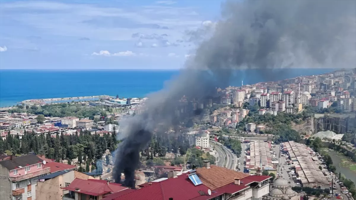 Trabzon'daki Mobilya Atölyesinde Yangın Çıktı