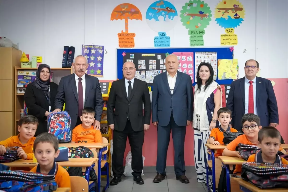 Trabzon'da Öğrencilere Okul Çantası ve Kırtasiye Seti Dağıtıldı