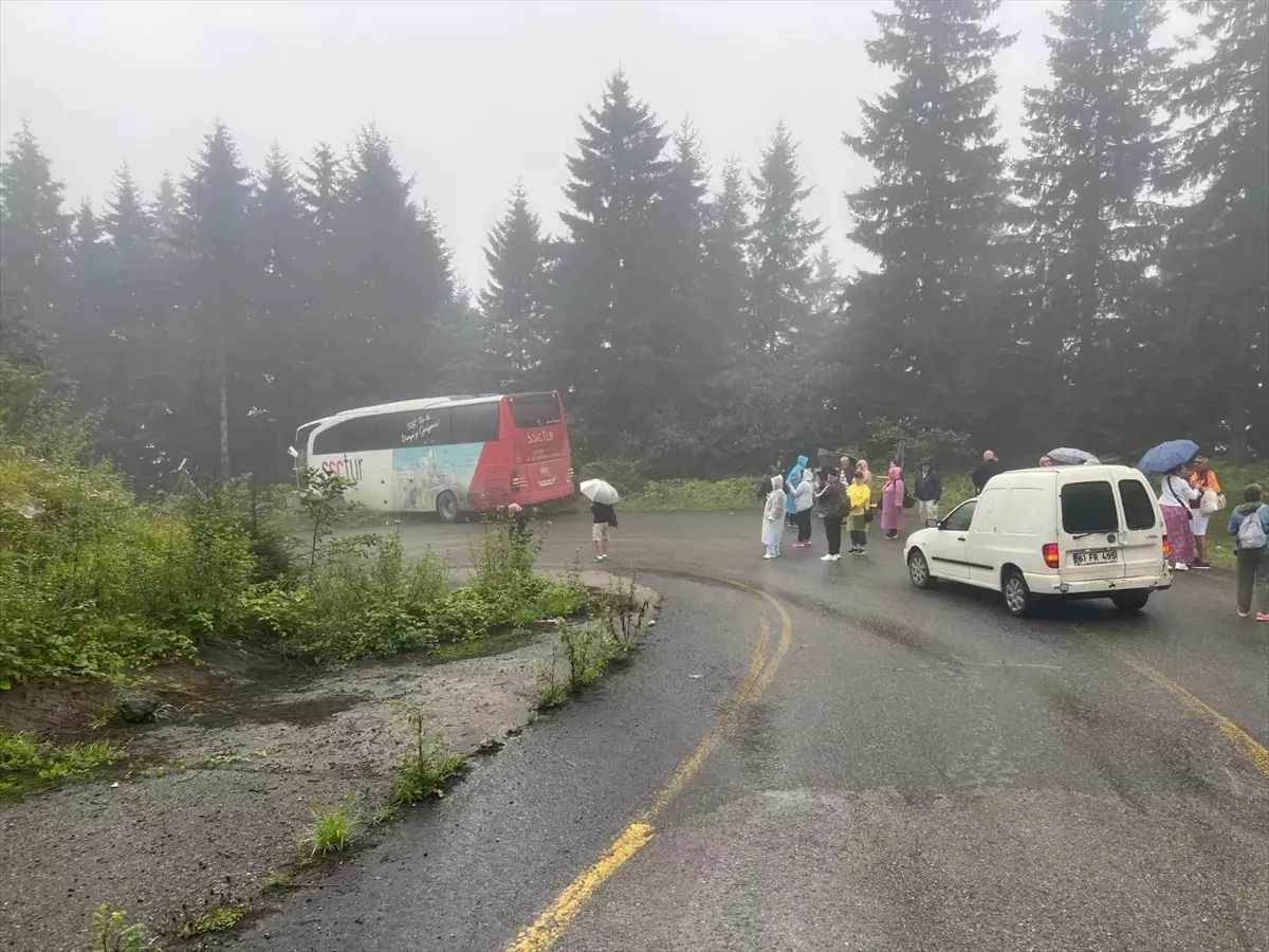 Çaykara'da Tur Otobüsü Elektrik Direğine Çarptı: 2 Yaralı