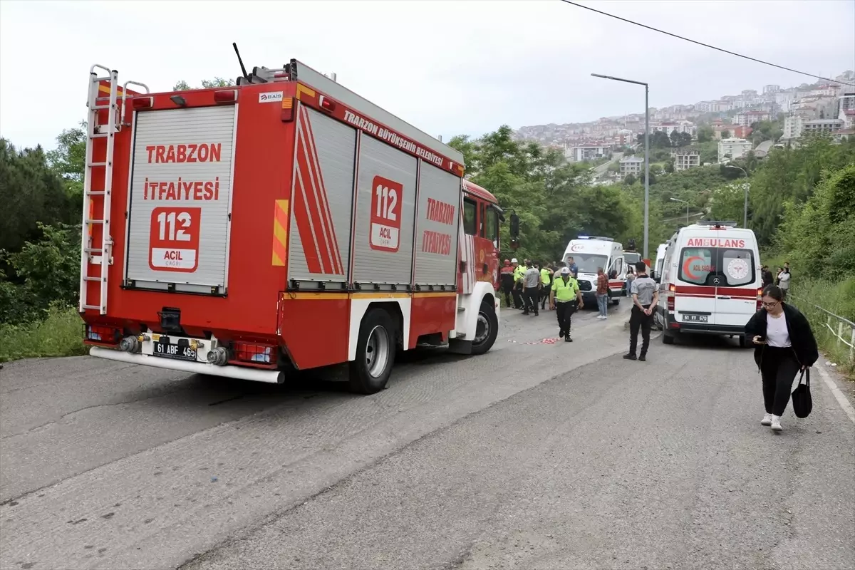 Trabzon'da Park Halindeki Minibüs Şarampole Devrildi: 5 Yaralı