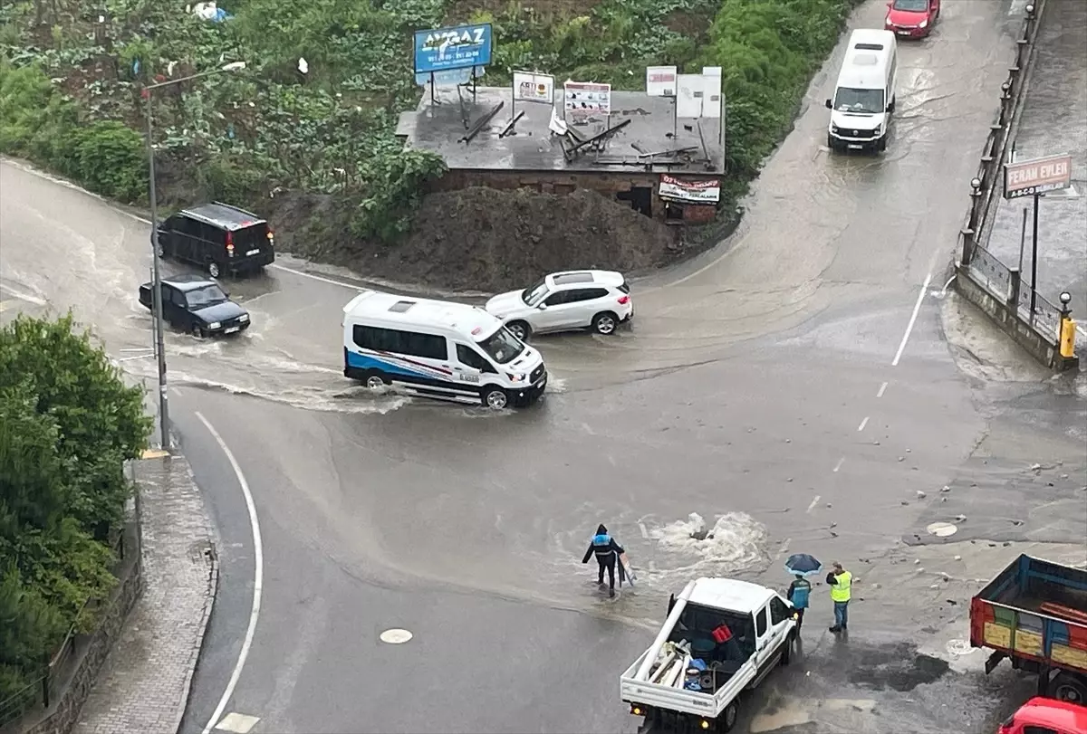 Trabzon'da Sağanak Yağış Hayatı Olumsuz Etkiledi