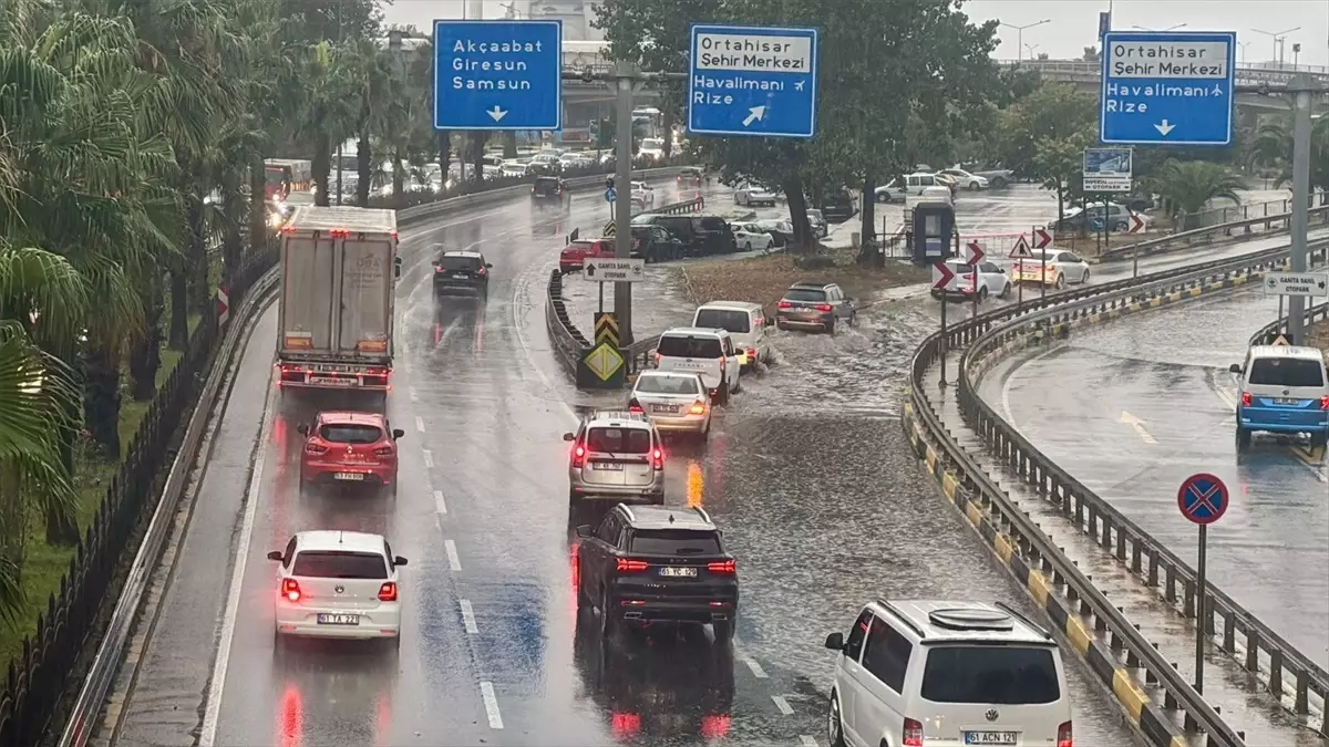 Trabzon'da Sağanak Yağış Hayatı Olumsuz Etkiledi