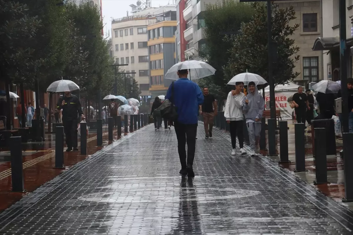 Trabzon'da Sağanak Yağış Hayatı Olumsuz Etkiledi