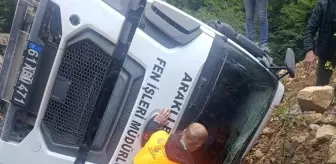 Trabzon'da Şarampole Devrilen Kamyonun Sürücüsü Yaralandı