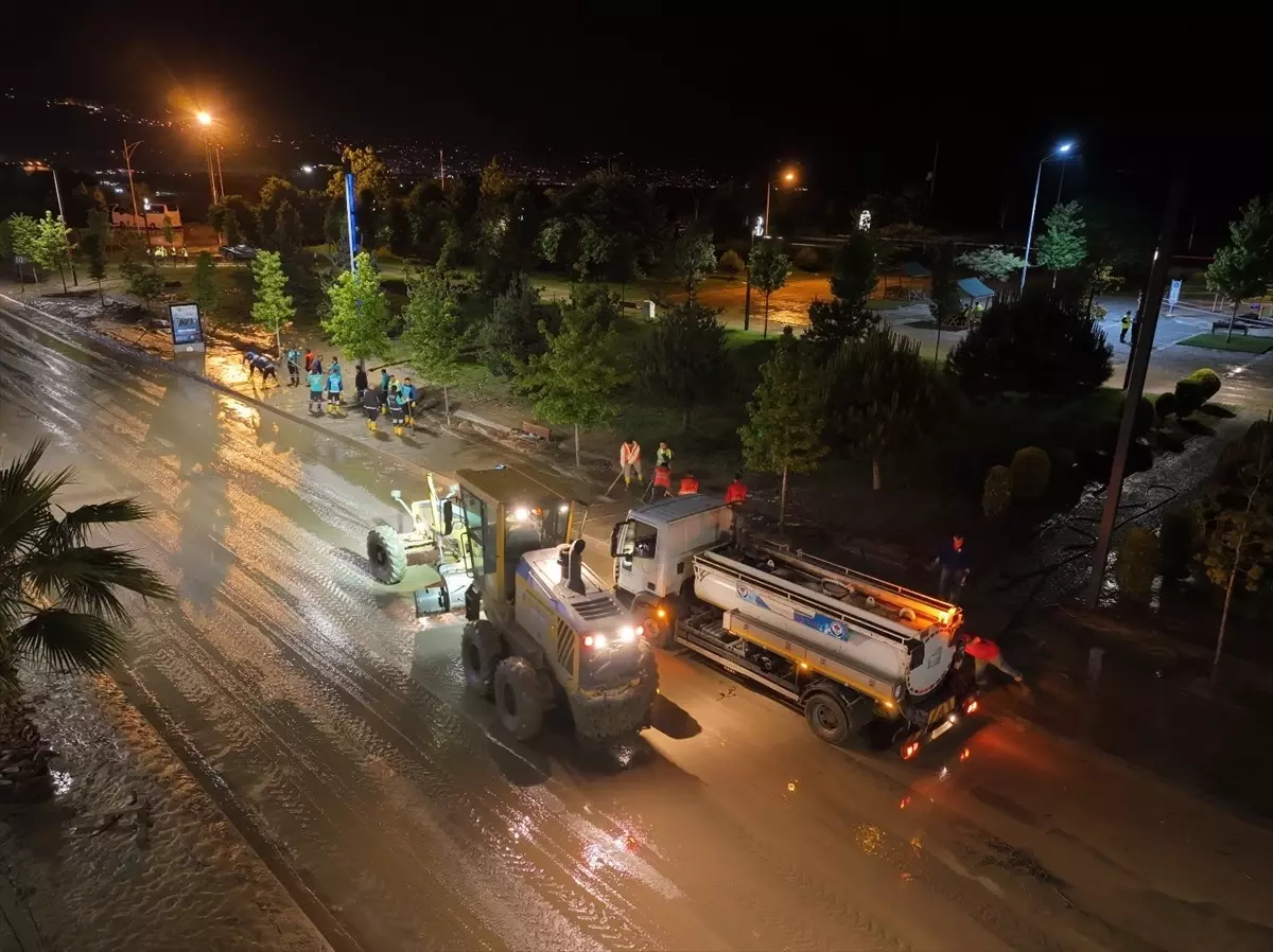 Trabzon'da Sel Temizleme Çalışmaları Devam Ediyor