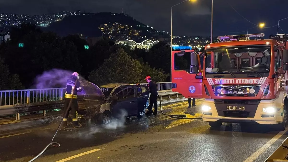 Trabzon'da Seyir Halindeyken Yangın Çıkan Otomobil Kullanılamaz Hale Geldi