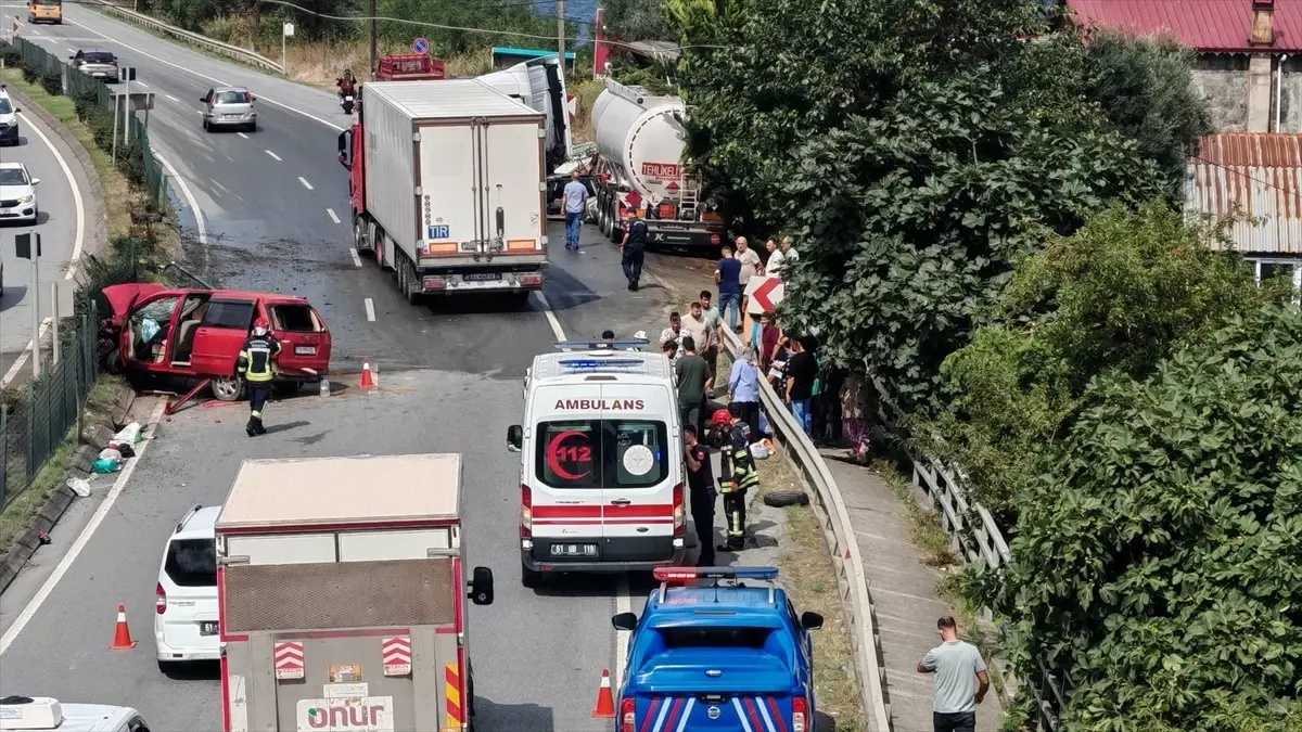 Trabzon'da Yakıt Tankeri ile Otomobil Çarpıştı: 3 Yaralı