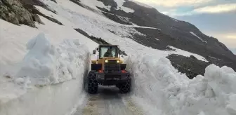 Çaykara'da Yayla Yollarında Kar Temizleme Çalışmaları