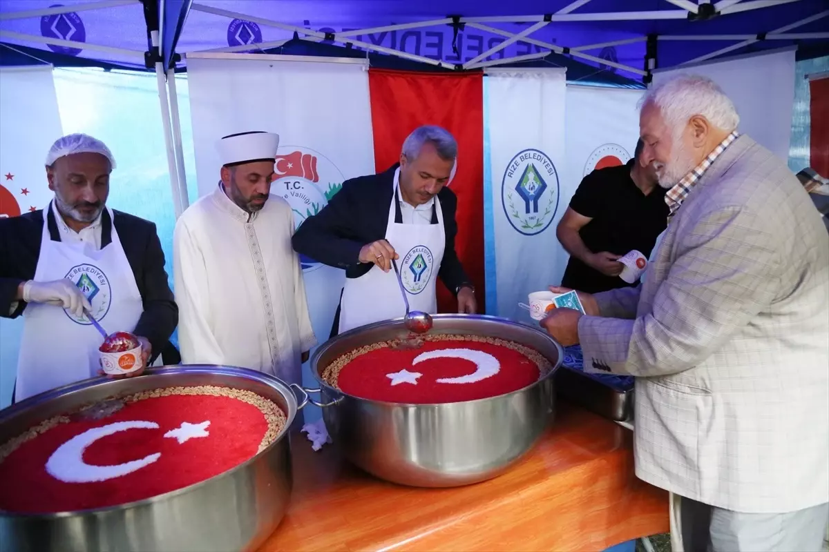 Trabzon, Rize ve Giresun'da vatandaşa aşure ikram edildi