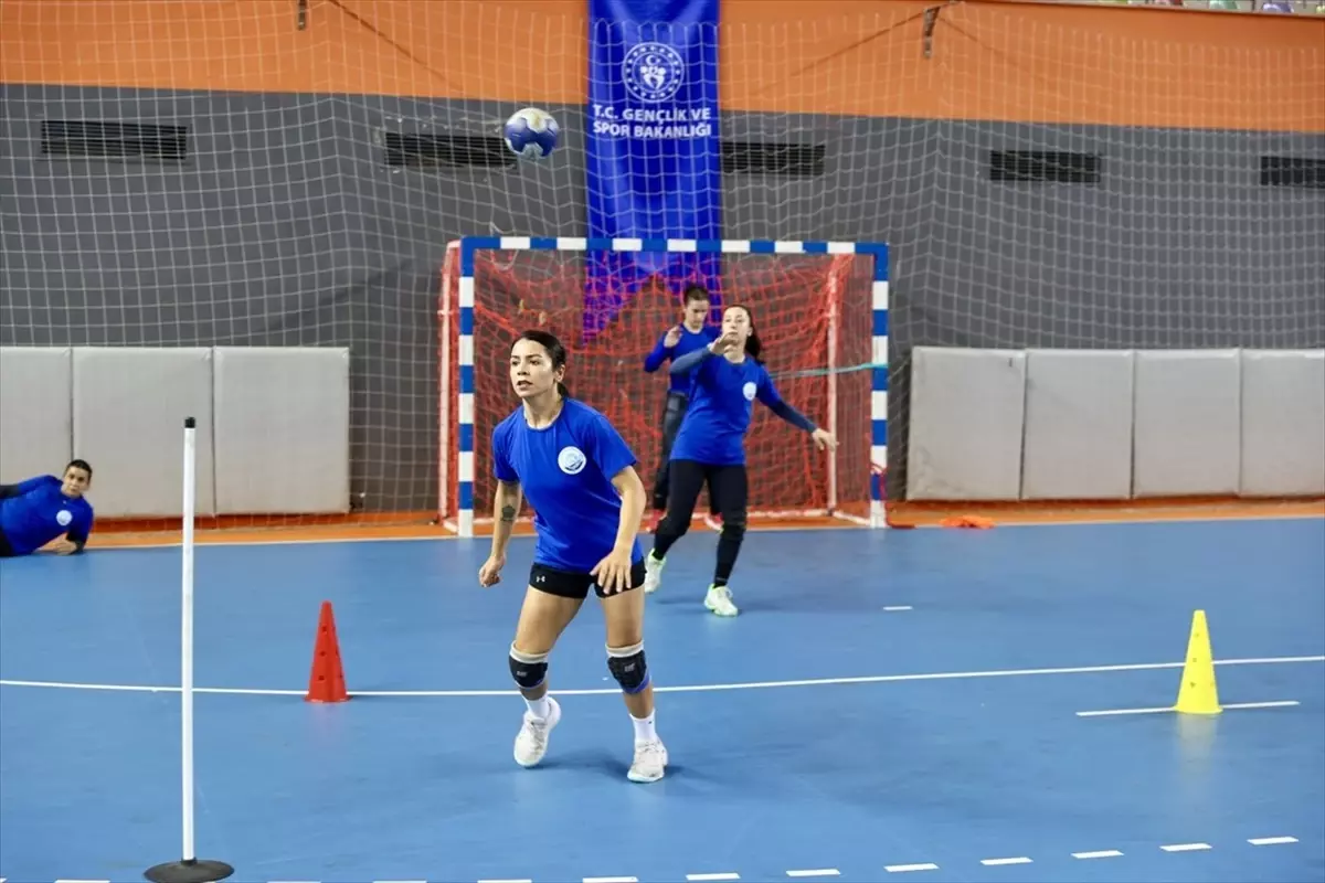 Kübra Akçayoğlu: Hentbolda Engelleri Aşan Antrenör