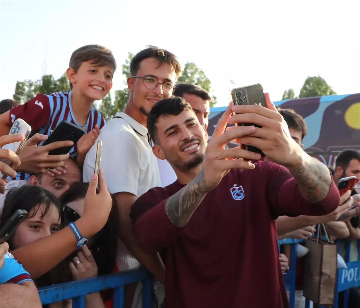Trabzonspor Taraftarları Yüksek İrtifa Kamp Merkezi'nde Coşkulu Karşılama Düzenledi