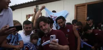 Trabzonspor Futbolcuları Yağmurlu Havada Taraftarlarıyla Buluştu