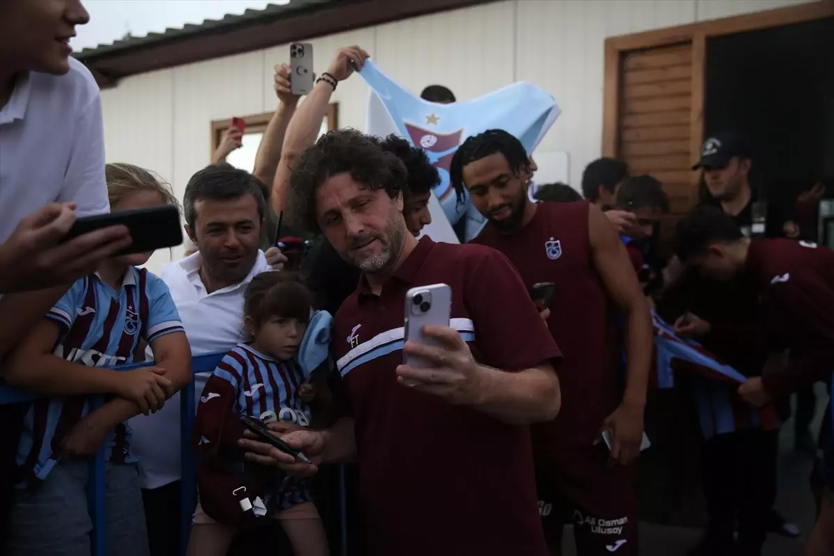 Trabzonspor Futbolcuları Yağmurlu Havada Taraftarlarıyla Buluştu