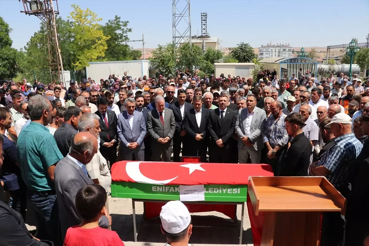 Yenifakılı Belediye Başkanı Musa Sarıaslan, Trafik Kazasında Hayatını Kaybetti