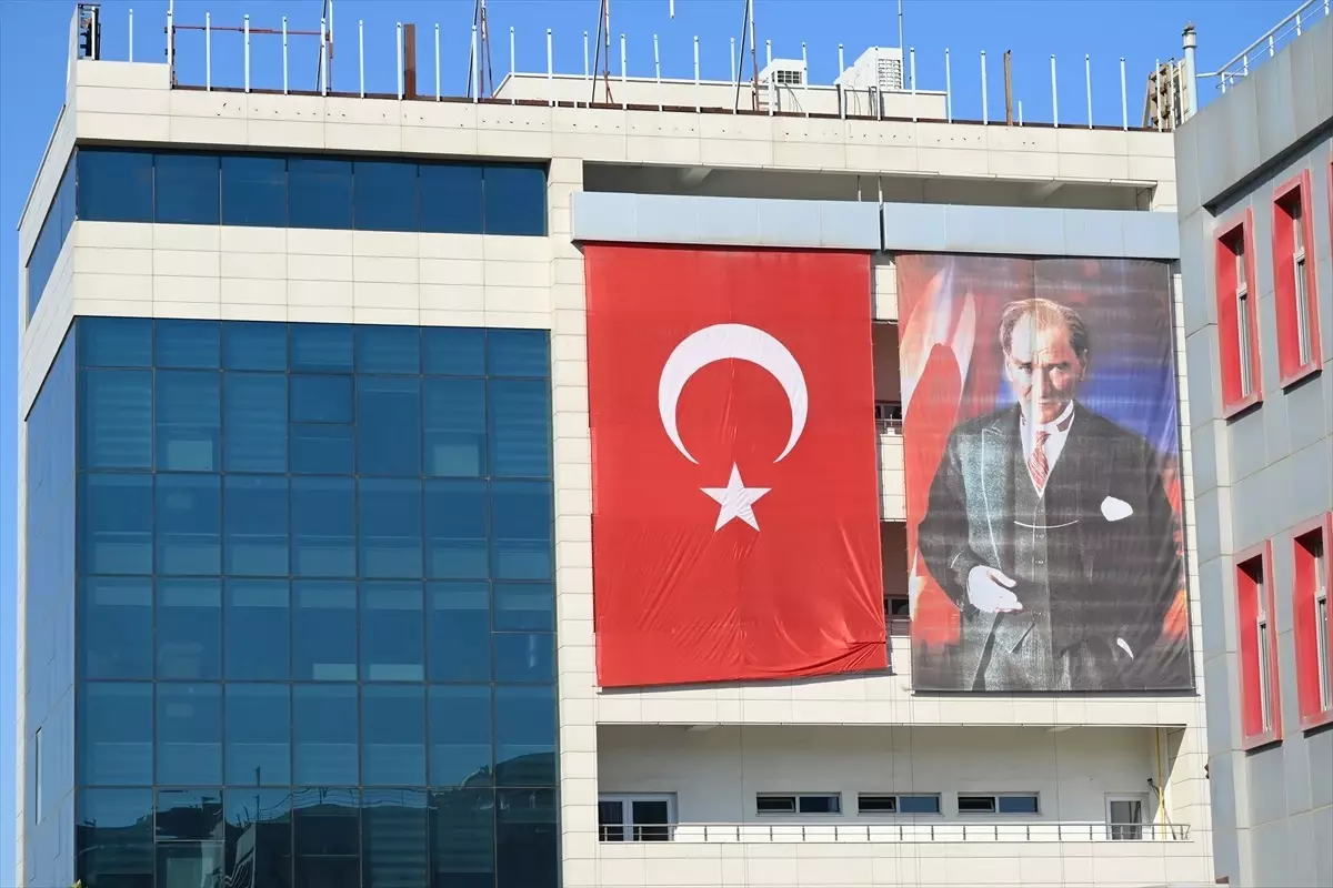 Trakya'da kamu binalarına 'Terörsüz Türkiye'ye destek için Türk bayrağı asıldı