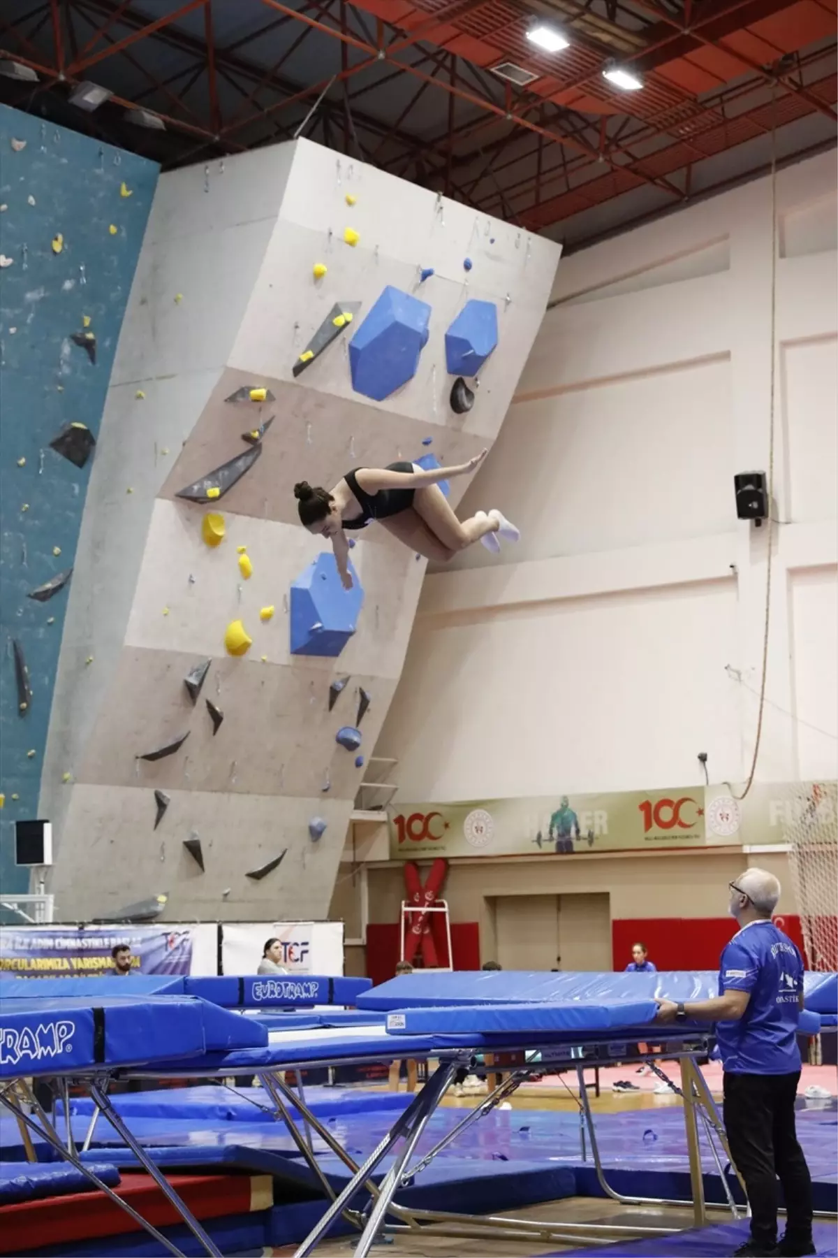 Samsun'da Trampolin Cimnastik Türkiye Şampiyonası Başladı